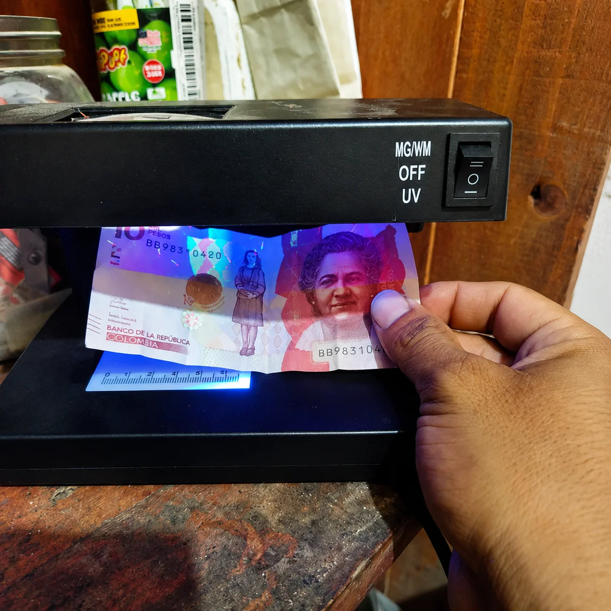 Detector de Billetes Falsos UV con Lupa y Pantalla LCD
