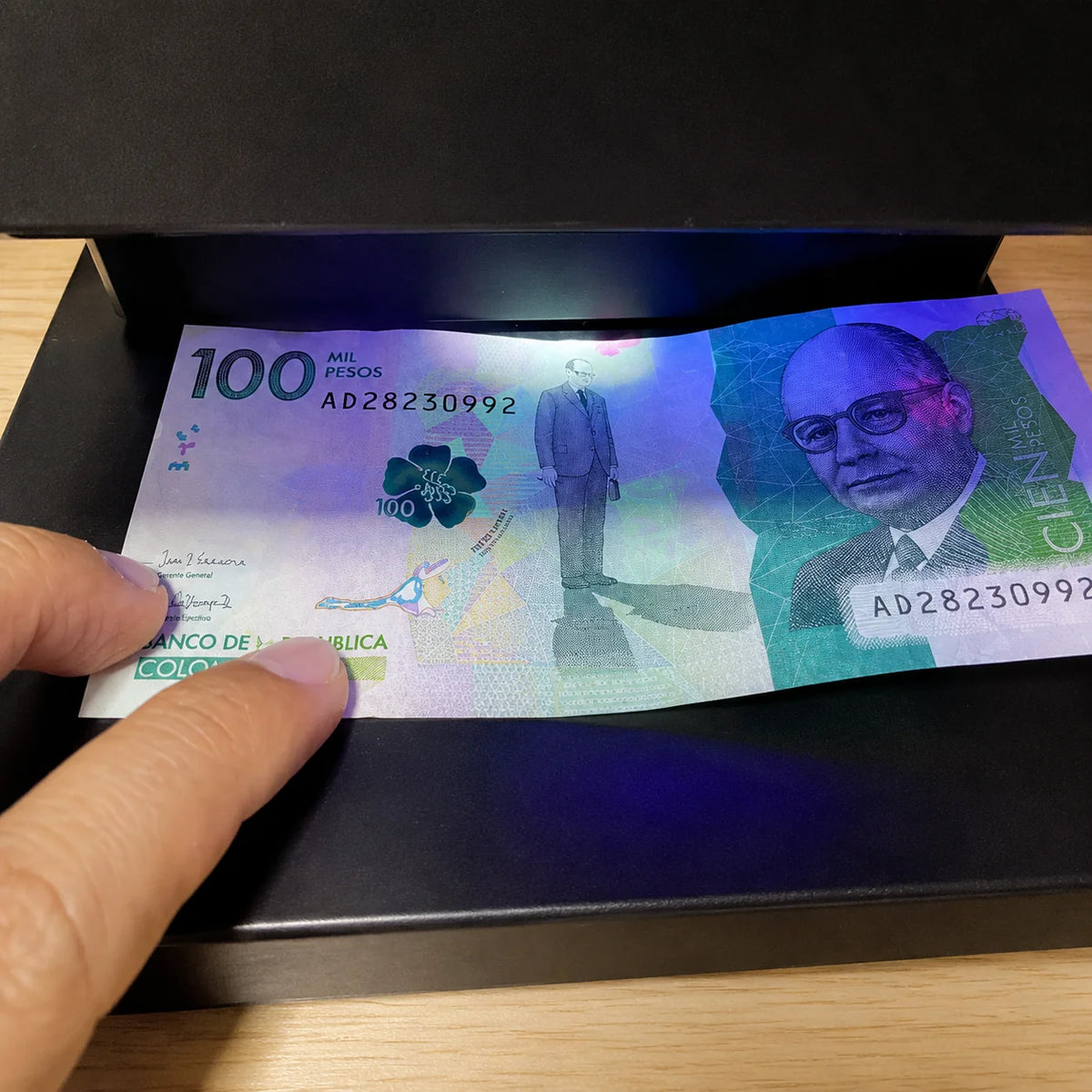 Detector de Billetes Falsos UV con Lupa y Pantalla LCD