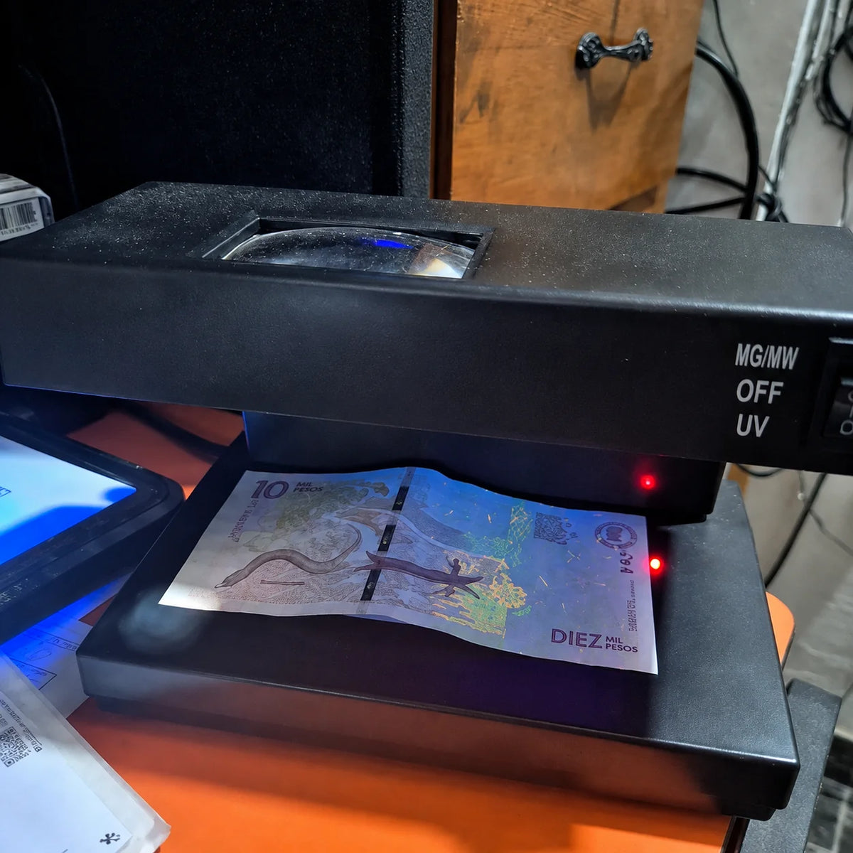 Detector de Billetes Falsos UV con Lupa y Pantalla LCD